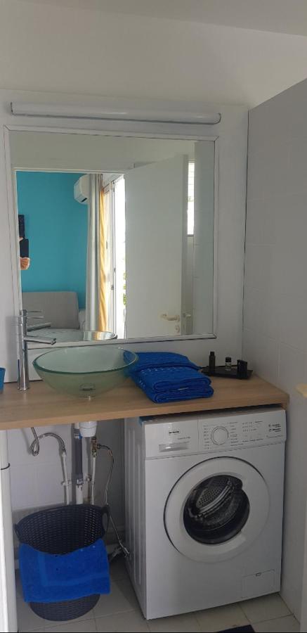 Tres Bel Appartement Avec Vue Mer, Acces Direct A La Plage Et Piscine Surveillee Saint-Francois  Exterior foto